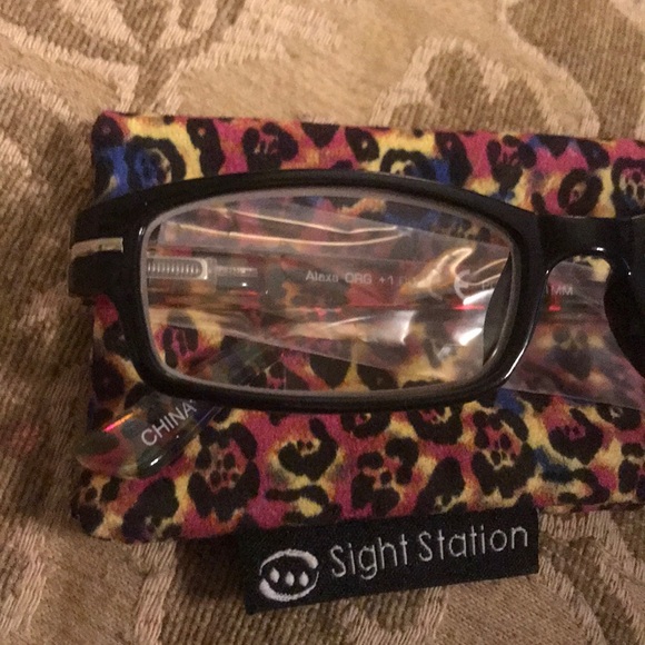COPY - NWT Sight Station readers w/ matching case, +1.00 - Picture 3 of 6